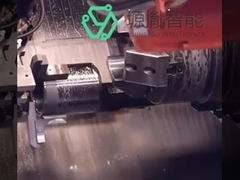 Il processo di cooperazione fra i robot industriali e la macchina utensile che macinano nel lavorare