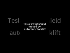 Un carrello elevatore completamente automatico per il sollevamento di pallet con un carico di 1500 kg e un'altezza di 1,8 metri