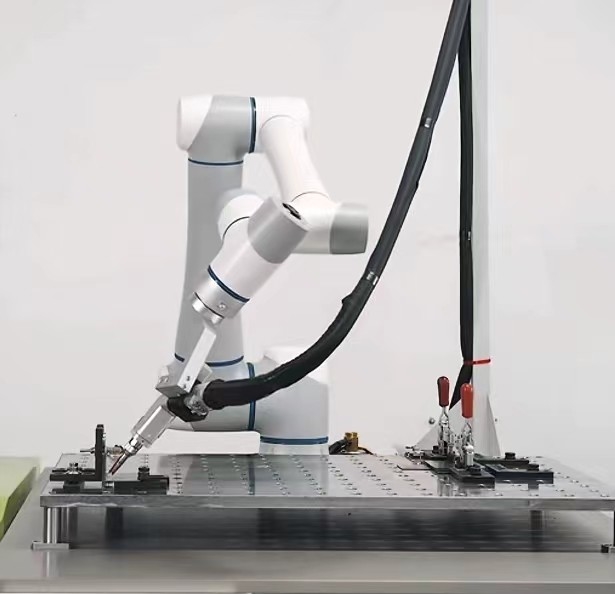Conservi il cobot ampiamente usano con l'asse cooperativo del robot 6 della gamma di 1300mm per le saldatrici