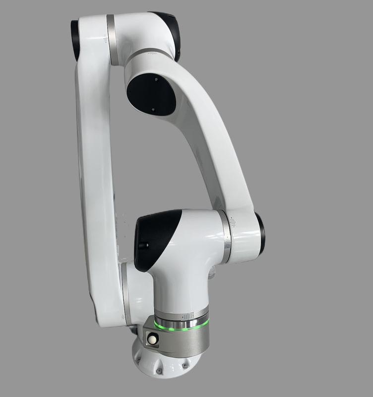Braccio industriale del manipolatore robot che impila sistema per la macchina utensile che carica scaricando processo