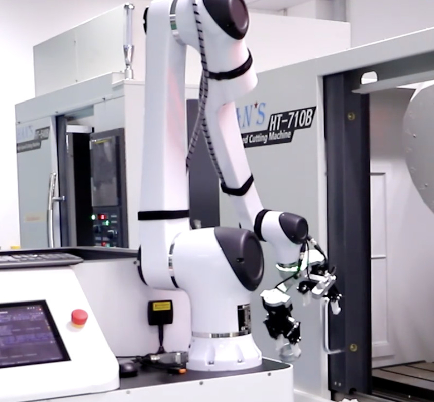 Braccio industriale del manipolatore robot che impila sistema per la macchina utensile che carica scaricando processo