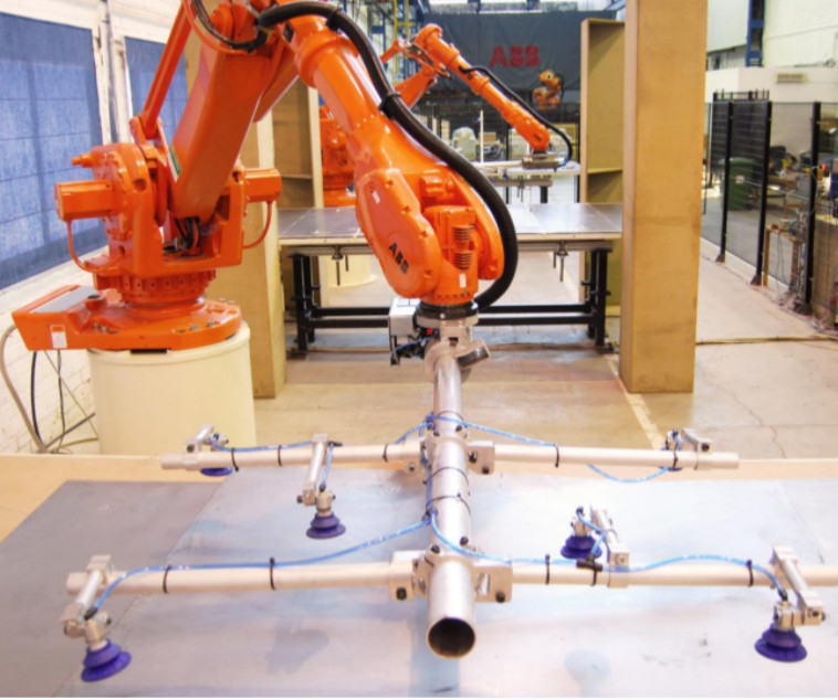 Dispositivo di saldatura del braccio del robot di Kuka Abb che afferra i pannelli solari nell'industria fotovoltaica come cacciavite