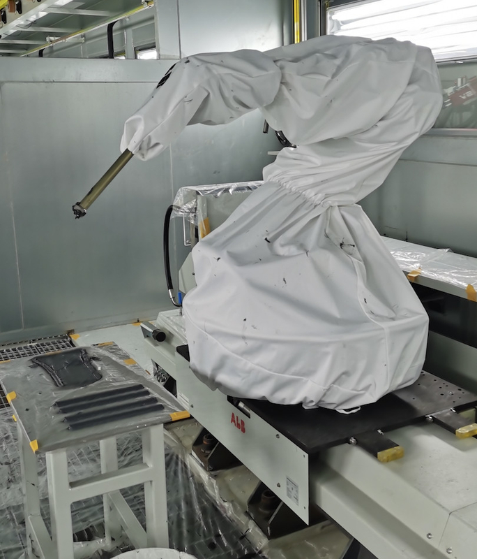 Abbigliamento di protezione della copertura del robot di ABB a prova di fuoco nel gruppo di lavoro della pittura della fabbrica di automobile