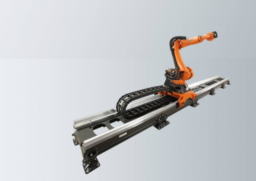 Il grande robot resistente segue le rotaie di guida nell'elaborazione meccanica Abb veloce semplice Irbt