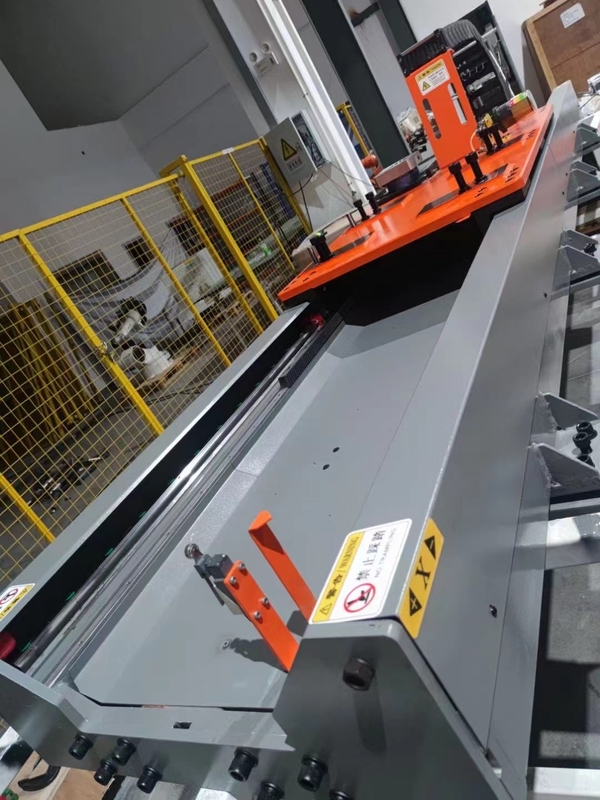Il grande robot resistente segue le rotaie di guida nell'elaborazione meccanica Abb veloce semplice Irbt