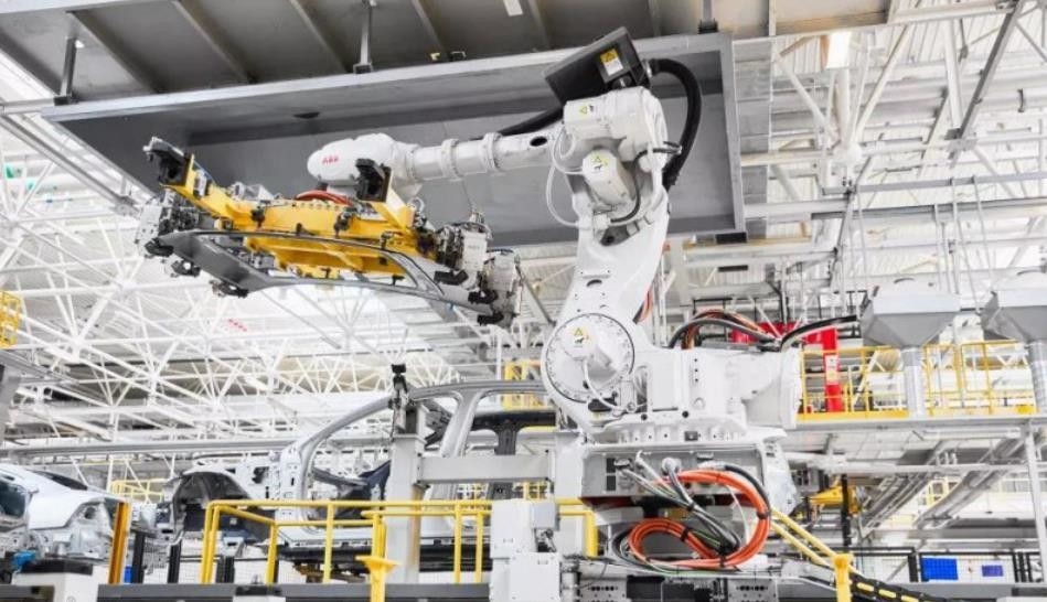 Il braccio del robot di Abb di Sei-asse che scolpisce modellando il robot di IRB 8700 sta trasportando le fabbriche con palette automobilistiche di saldatura