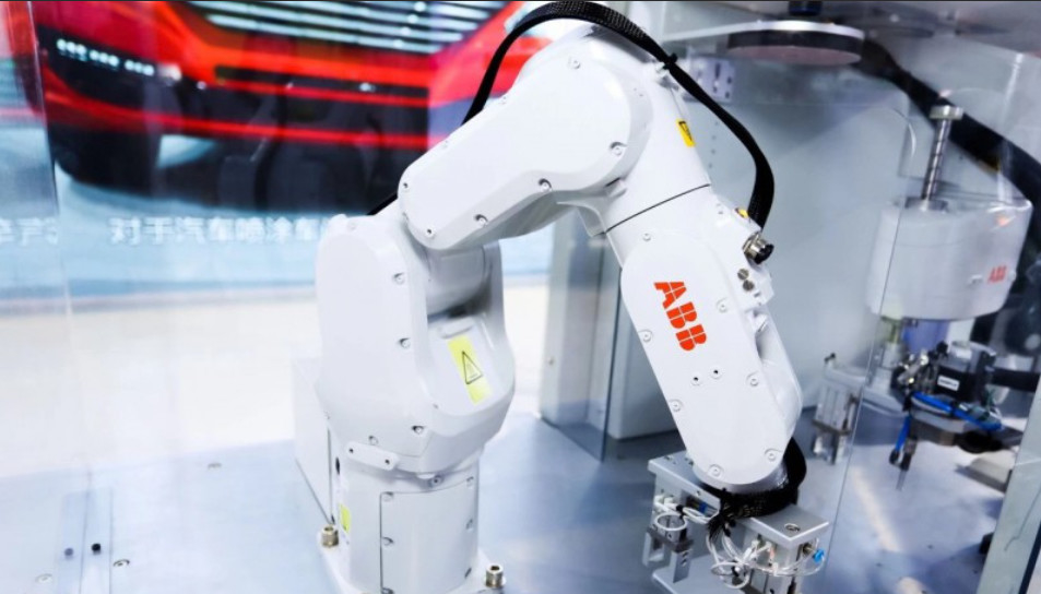 Il braccio del robot di Abb di Sei-asse che scolpisce modellando il robot di IRB 8700 sta trasportando le fabbriche con palette automobilistiche di saldatura