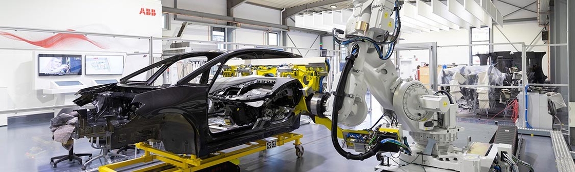 Il braccio del robot di Abb di Sei-asse che scolpisce modellando il robot di IRB 8700 sta trasportando le fabbriche con palette automobilistiche di saldatura