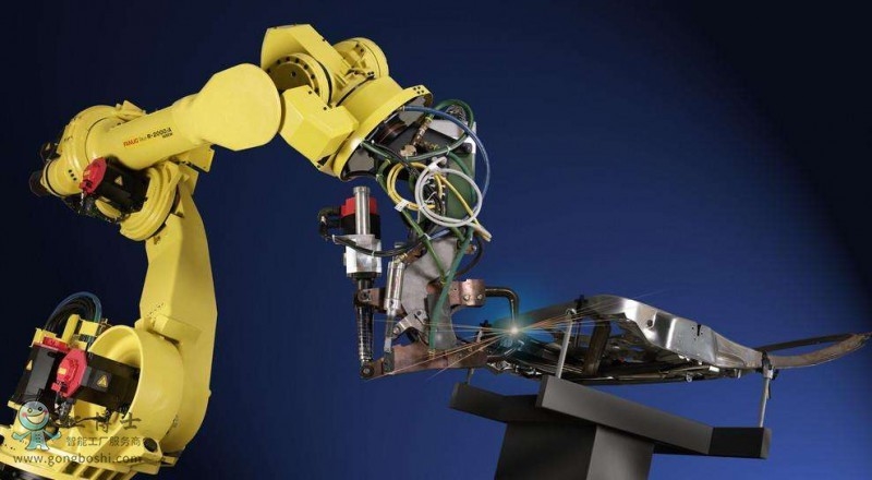 Braccio robot di Fanuc che programma lungamente per l'installazione elevata che impila saldatura a punti
