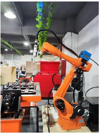 saldatrice automatico del laser di asse del sistema automatico 6 della saldatura a laser della fibra 2000W per l'alluminio del metallo