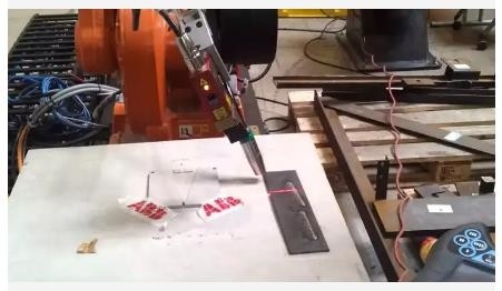 Braccio del robot di asse del sistema automatico ABB Kuka Fanuc 6 della saldatura a laser della fibra   Profondità 0.04-6mm