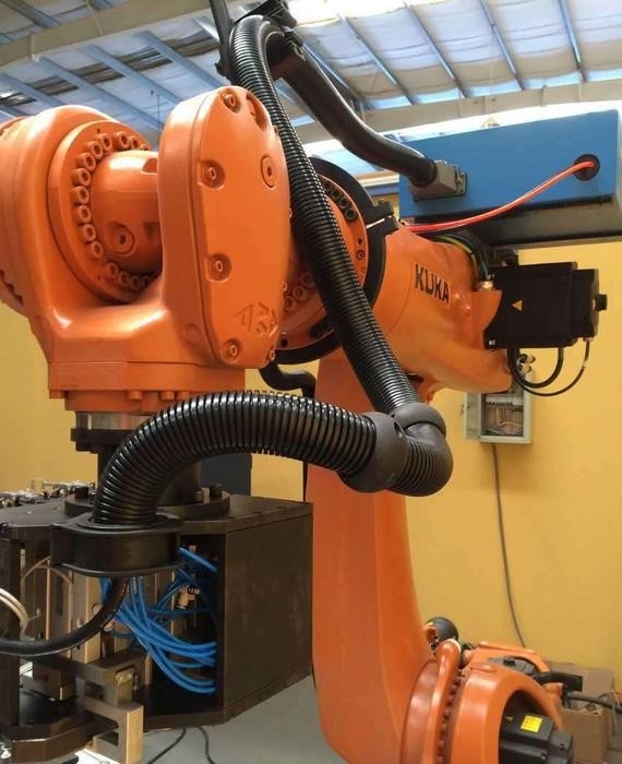 Confezione robot personalizzabile con materiali di gomma per applicazioni di saldatura