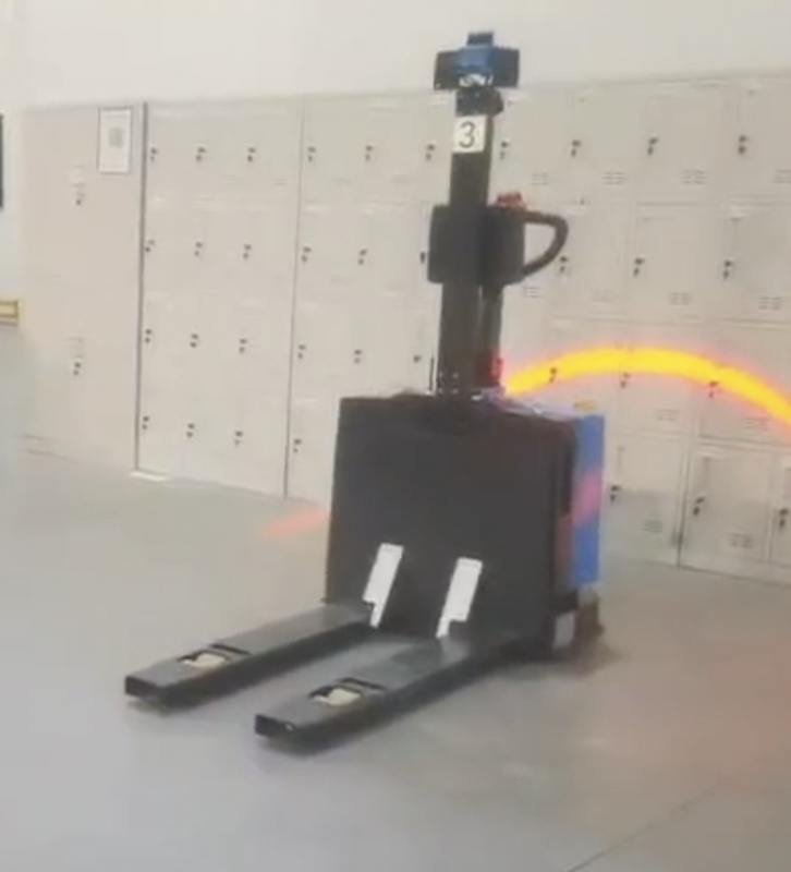 Veicolo di navigazione automatizzato di fabbrica con carica automatica 1500 kg Capacità di carico 24 ore di resistenza